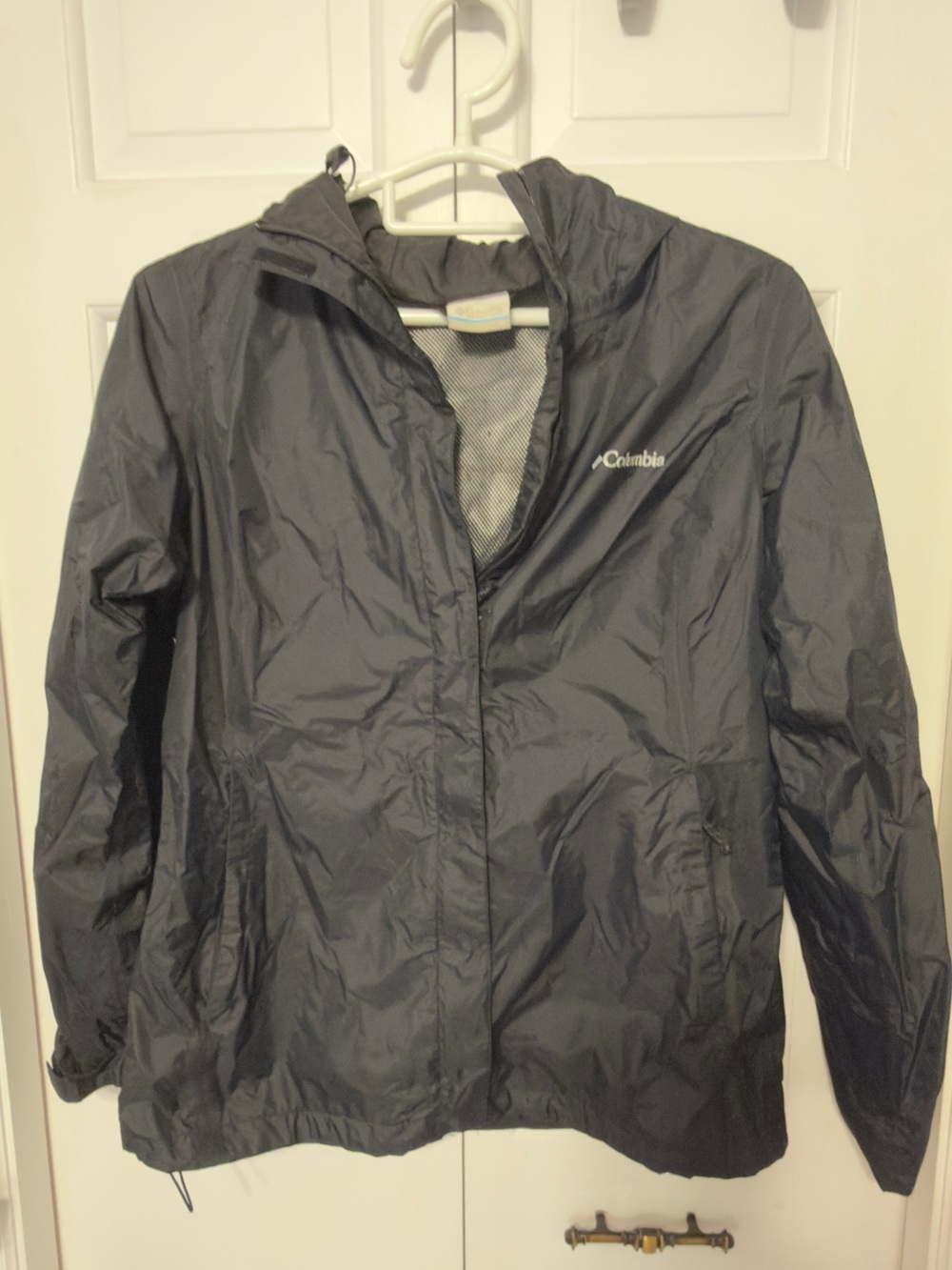Columbia Black Hooded Packable Jacket. GUC. Size M